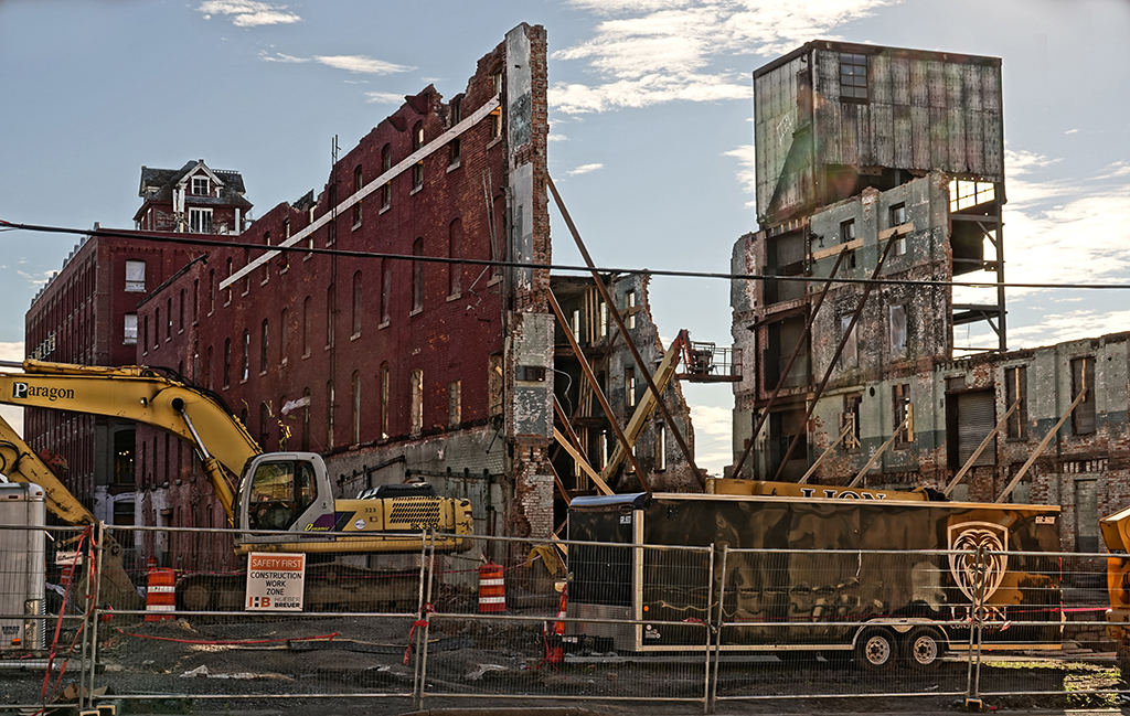 Photo of the Week: Syracuse's little house on roof overlooks construction